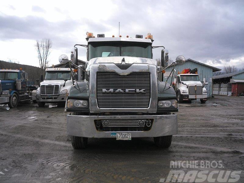 Mack Titan TD 713 Hook lift trucks