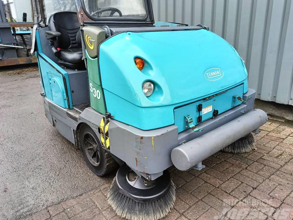 Tennant S30 LPG veegmachine bezem wagen sweeper 2008 CE Sweepers