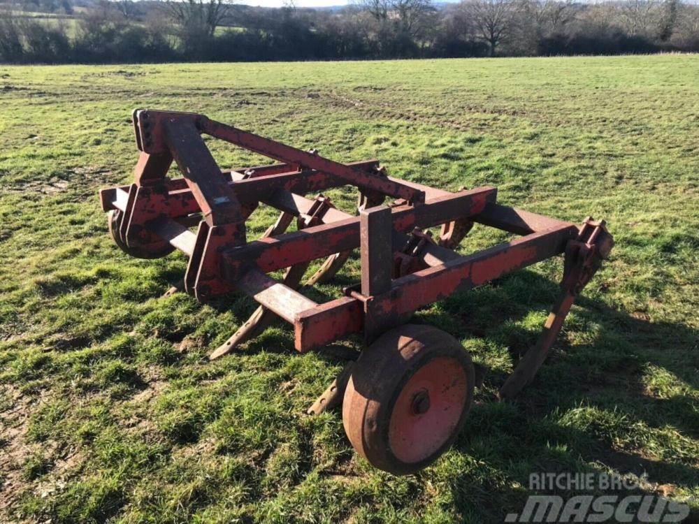  Chisel Plough Vicon jumbo buster - 7 leg Conventional ploughs
