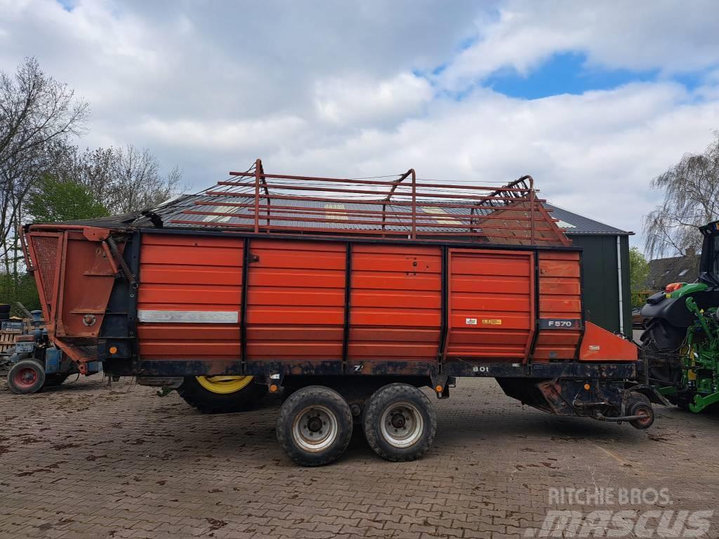 Deutz-Fahr opraapwagen F570 Self loading trailers