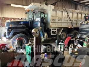 Mack RD688S Dump Truck Tipper trucks