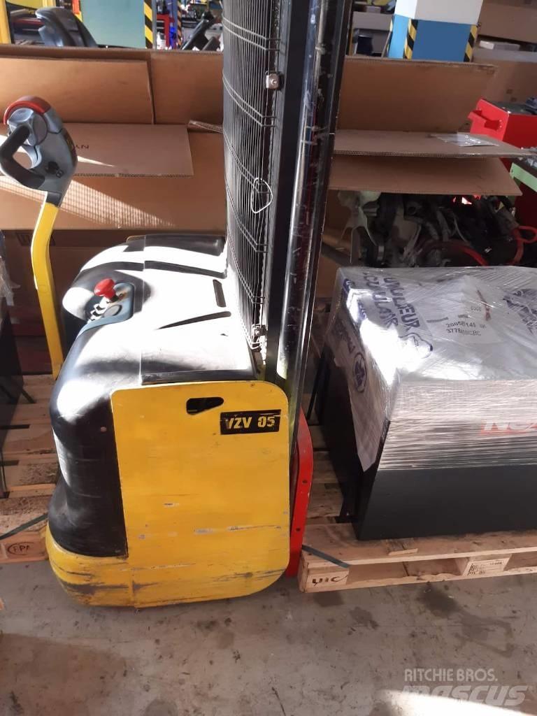 Hyster S 1.2 Gaffelstabler med gående fører