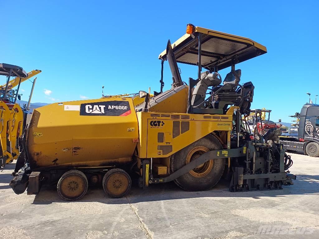 CAT AP 600F Asfaltudlæggere
