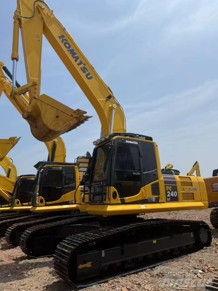 Komatsu 240LC-8 Gravemaskiner på larvebånd