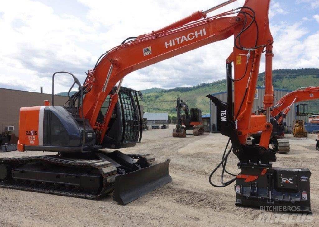 Hitachi ZX 135 US-3 Gravemaskiner på larvebånd