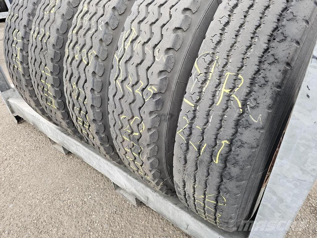 Uniroyal 9 R 22.5 Semi-trailer med chassis