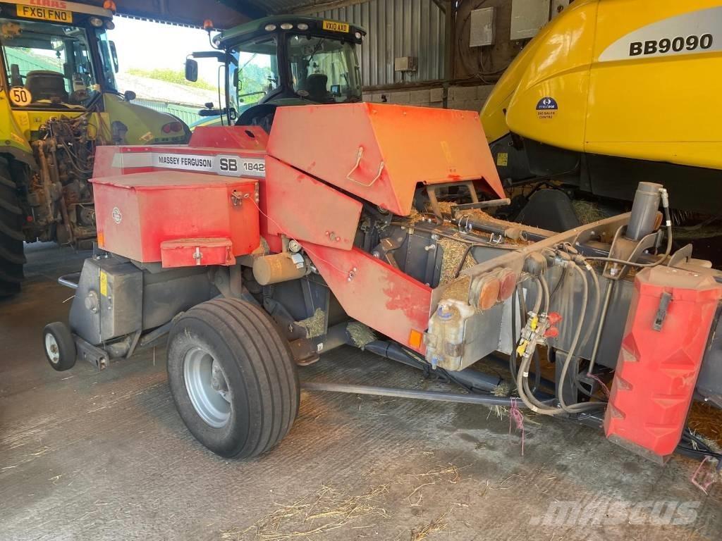 Massey Ferguson 1842 Pressere til firkantede baller