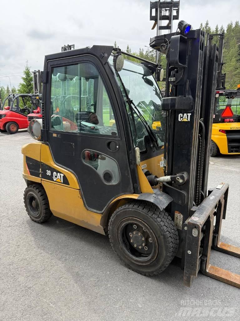 CAT GP 30 N LPG gaffeltrucks