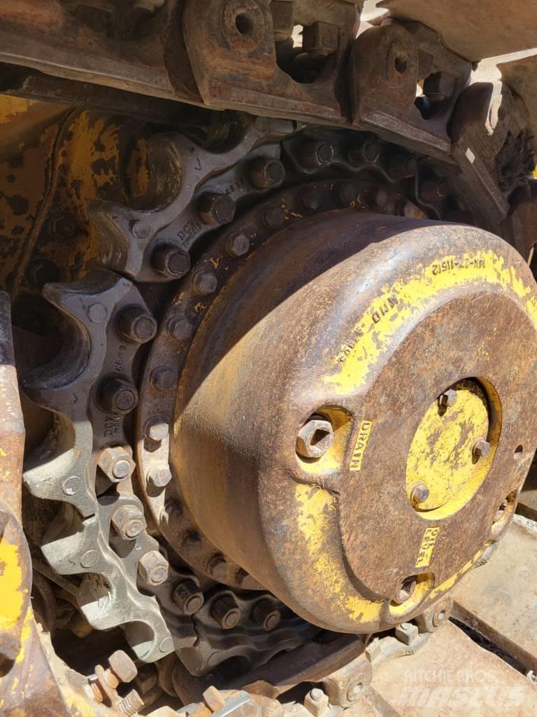 Komatsu D65EX-15 Bulldozer på larvebånd