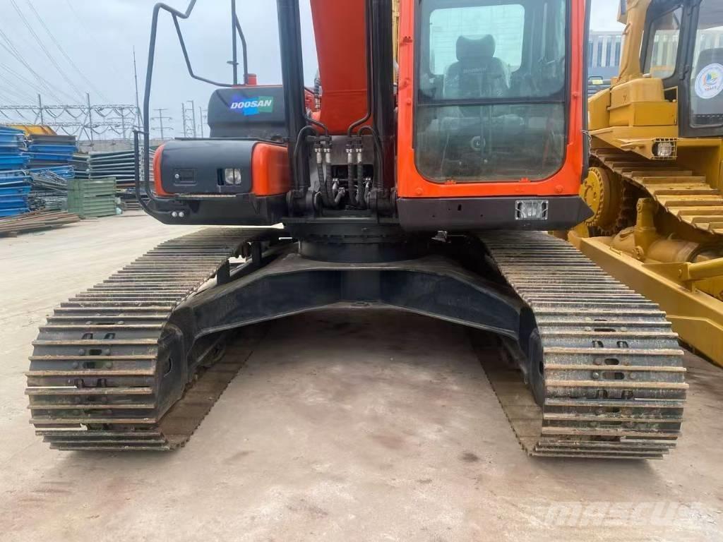 Doosan DX 225 Gravemaskiner på larvebånd