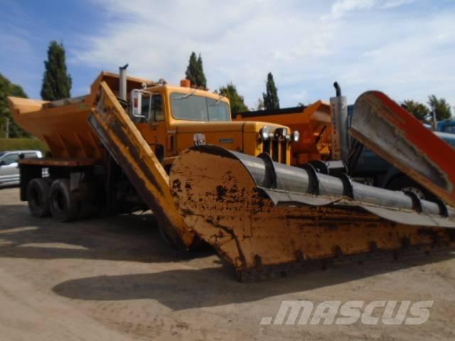 International 5070 Sneskovle og -plove