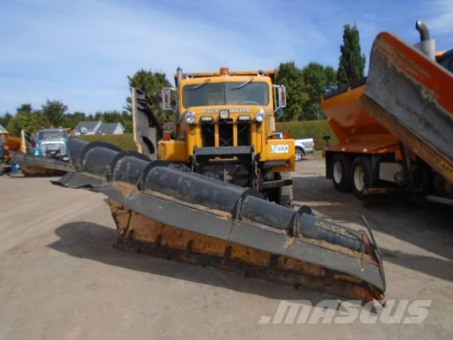 International 5070 Sneskovle og -plove