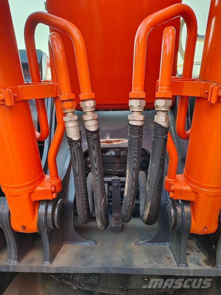 Hitachi ZX 210 Gravemaskiner på larvebånd