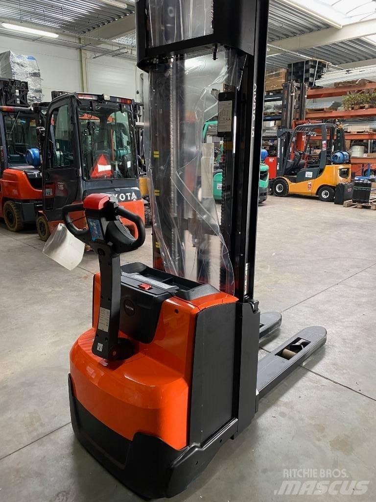 Toyota SWE120L (nowy) El gaffeltrucks