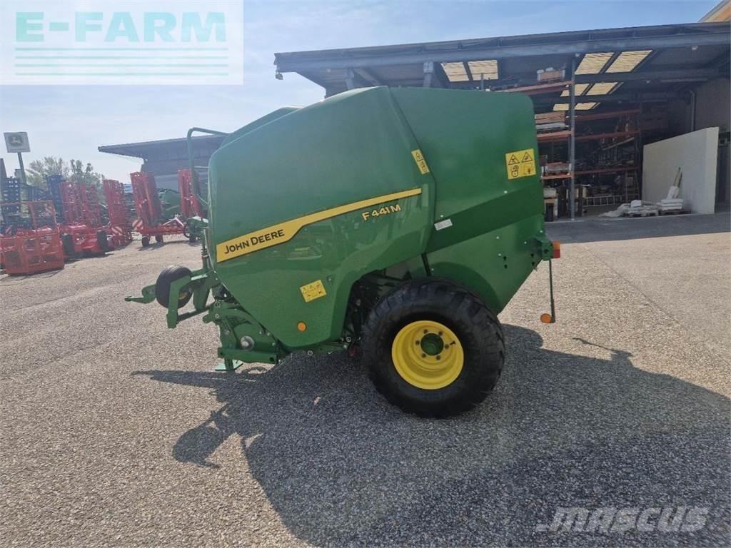 John Deere F441M Pressere til firkantede baller
