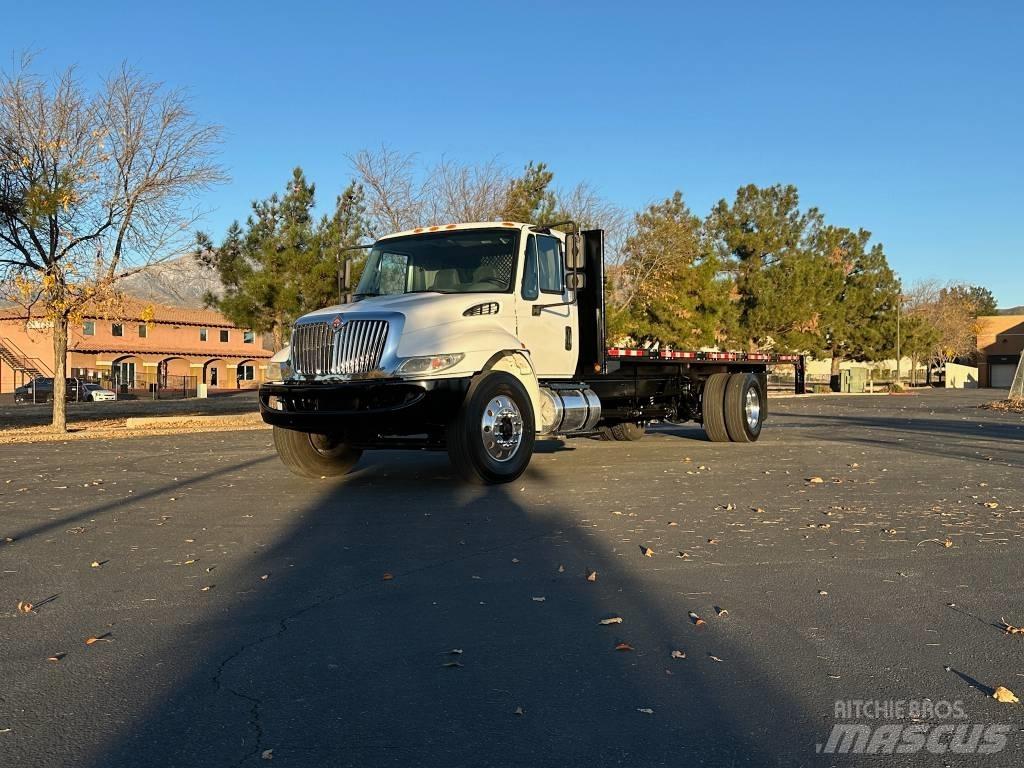 International 4300 Lastbil med lad/Flatbed