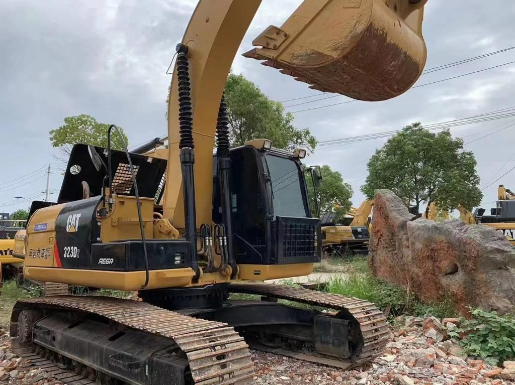CAT 323D Gravemaskiner på larvebånd