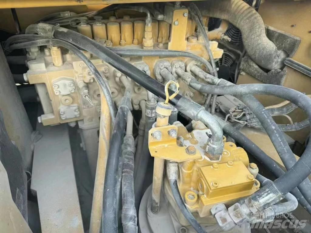 CAT 330 Gravemaskiner på larvebånd