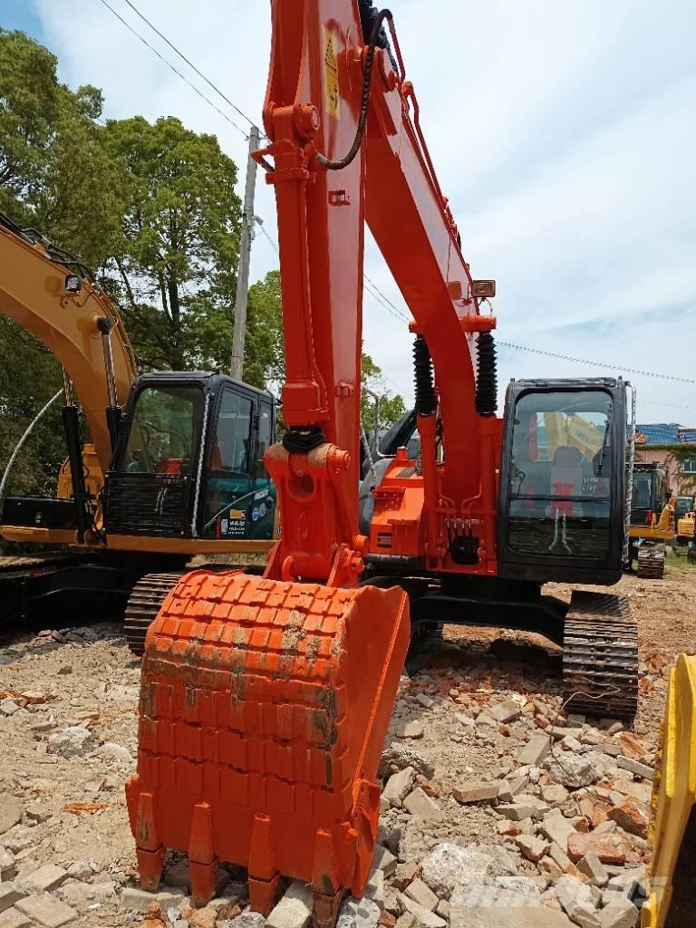 Hitachi ZX 135 Gravemaskiner på larvebånd
