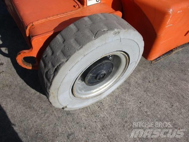 JLG E400AJP (817) Kompakte selvkørende bomlifte
