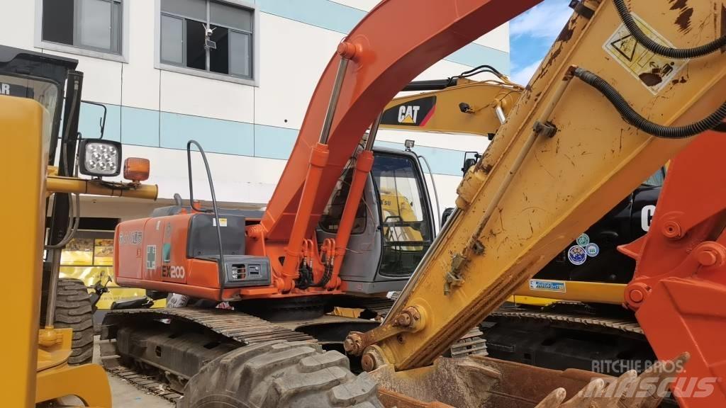 Hitachi EX 200-5 Gravemaskiner på larvebånd