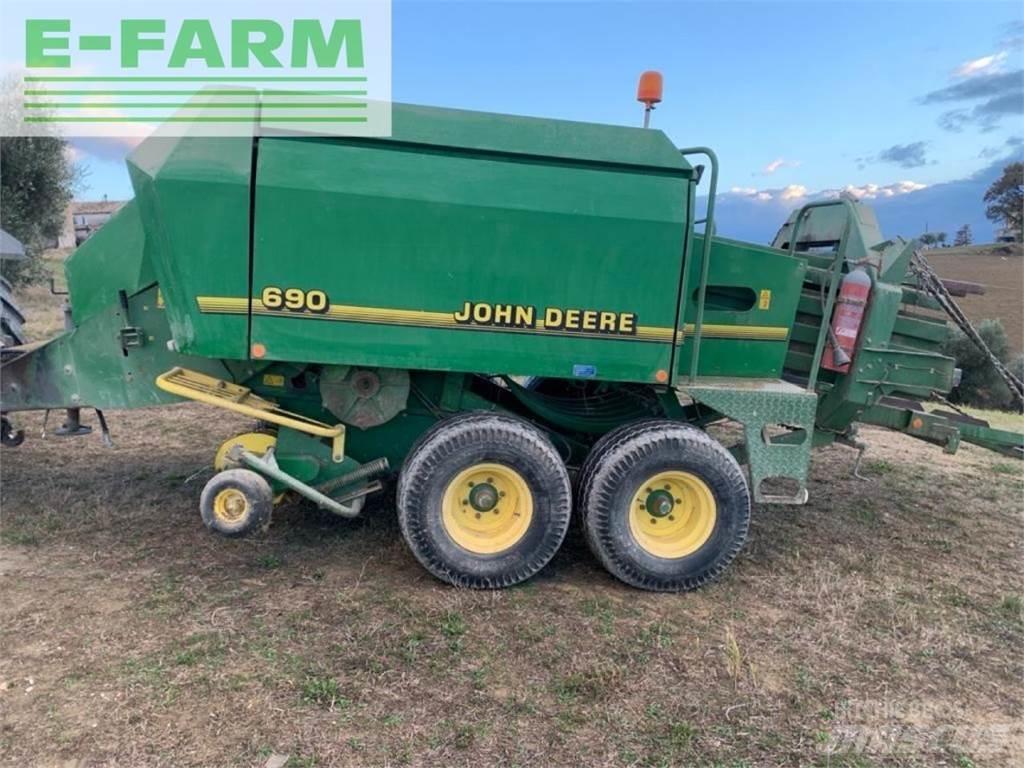 John Deere 690 Pressere til firkantede baller