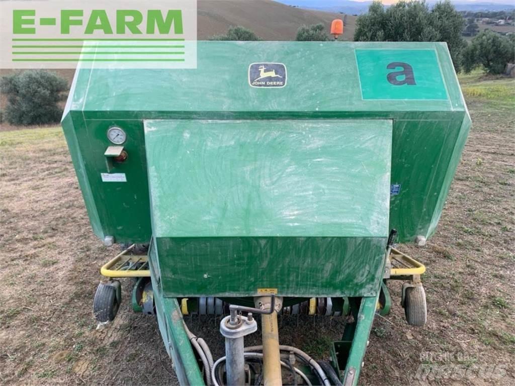 John Deere 690 Pressere til firkantede baller