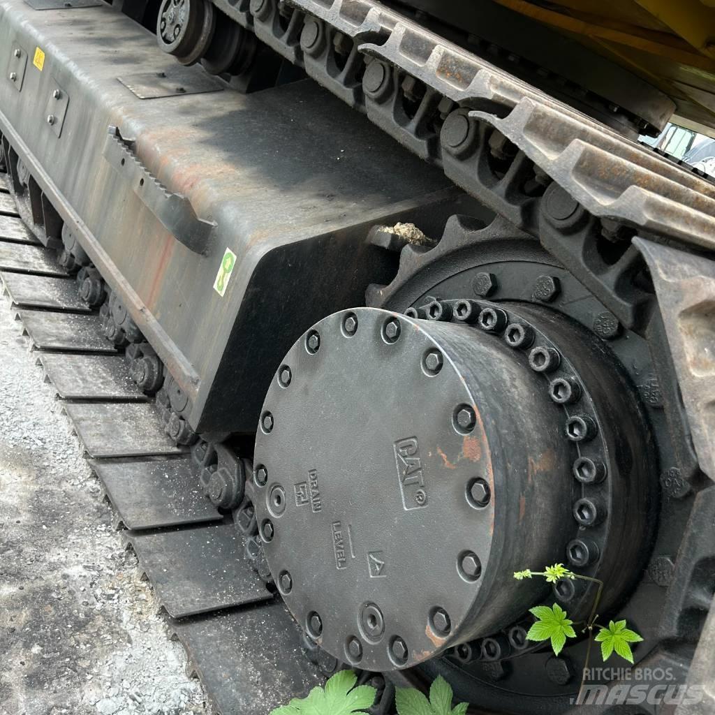 CAT 330D2 Gravemaskiner på larvebånd