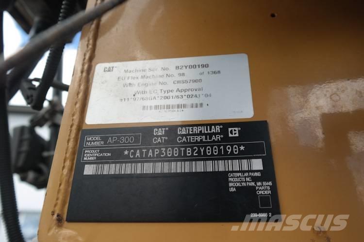 CAT AP 300 Asfaltudlæggere