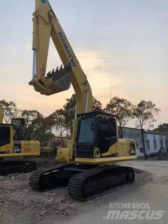 Komatsu PC200-8 Gravemaskiner på larvebånd