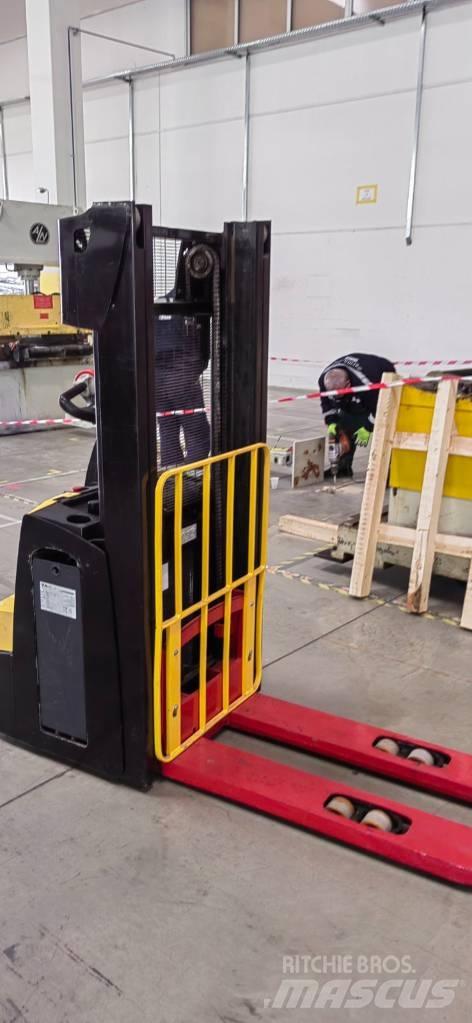 Hyster S 1.2 Gaffelstabler med gående fører