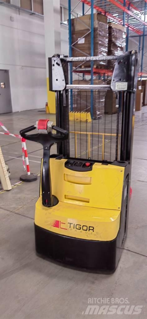 Hyster S 1.2 Gaffelstabler med gående fører