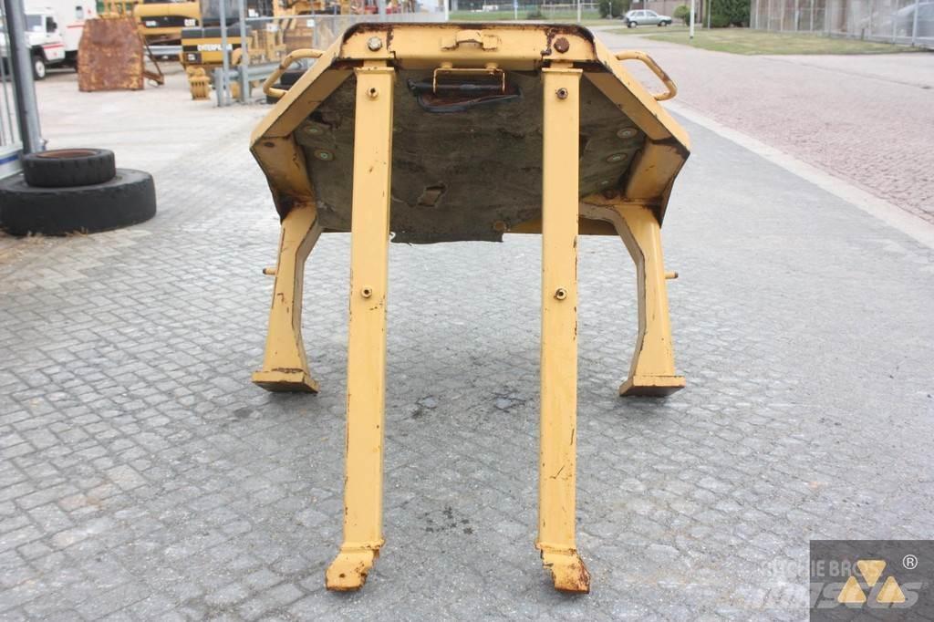 CAT D8N O-rops cab Kabiner og interiør