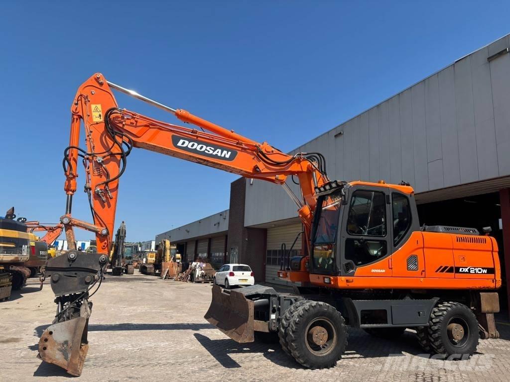 Doosan DX 210 W Gravemaskiner på hjul
