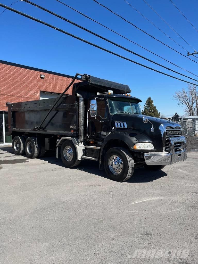 Mack GU813 Lastbiler med tip
