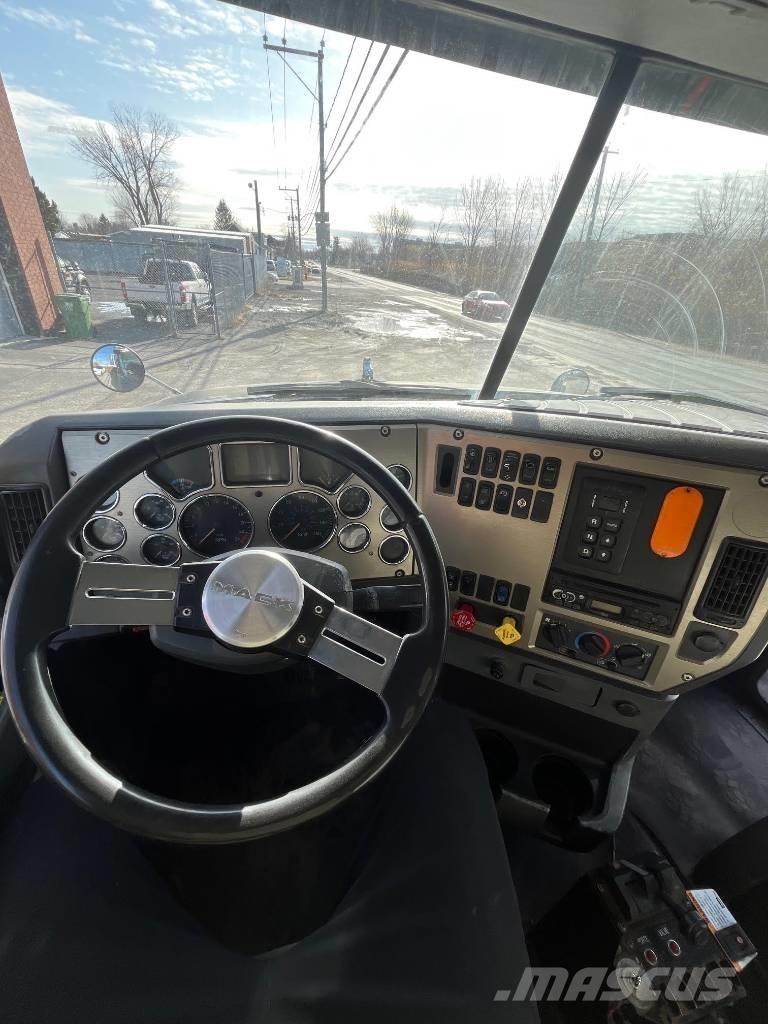 Mack GU813 Lastbiler med tip