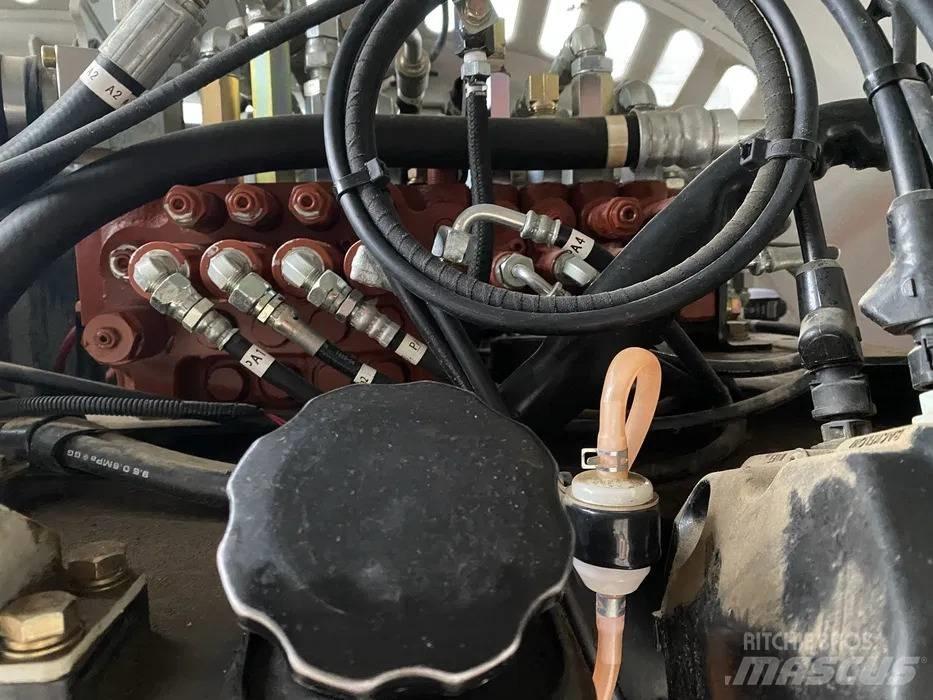 Takeuchi TB 295 Gravemaskiner på hjul
