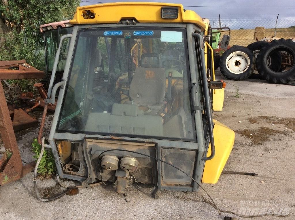 Komatsu WB 97 R Kabiner og interiør