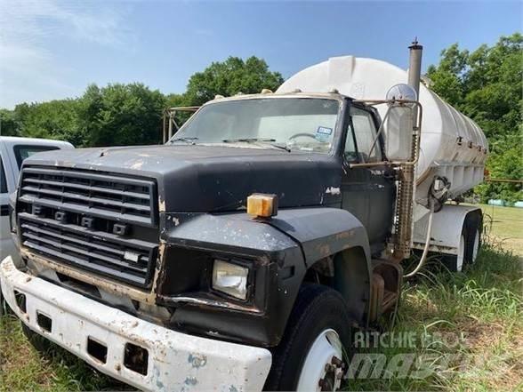 Ford F800 Tankbiler