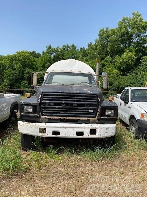 Ford F800 Tankbiler