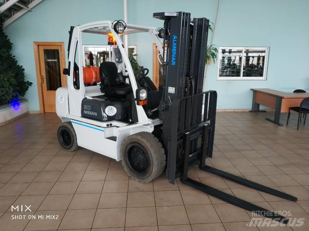 Nissan UGD-30 LPG gaffeltrucks