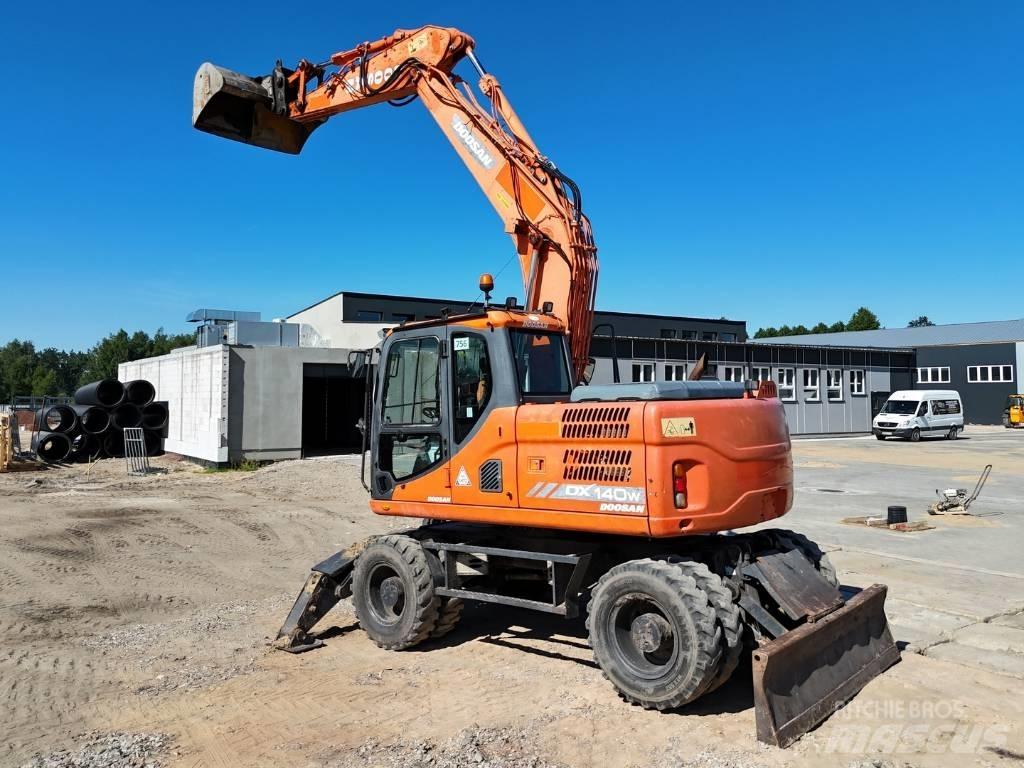 Doosan DX 140 W Gravemaskiner på hjul