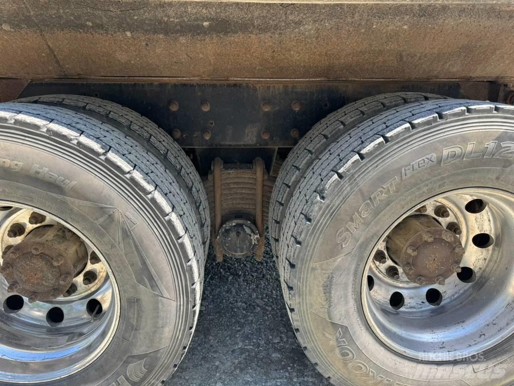 Mack GU713 Lastbiler med tip