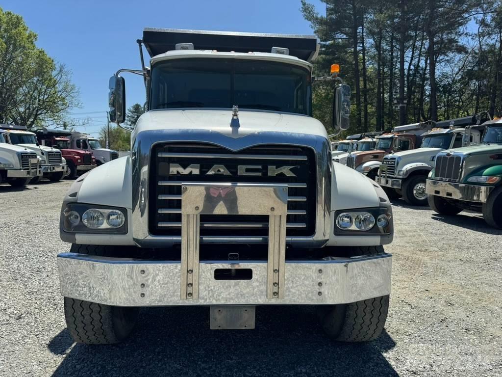 Mack GU713 Lastbiler med tip