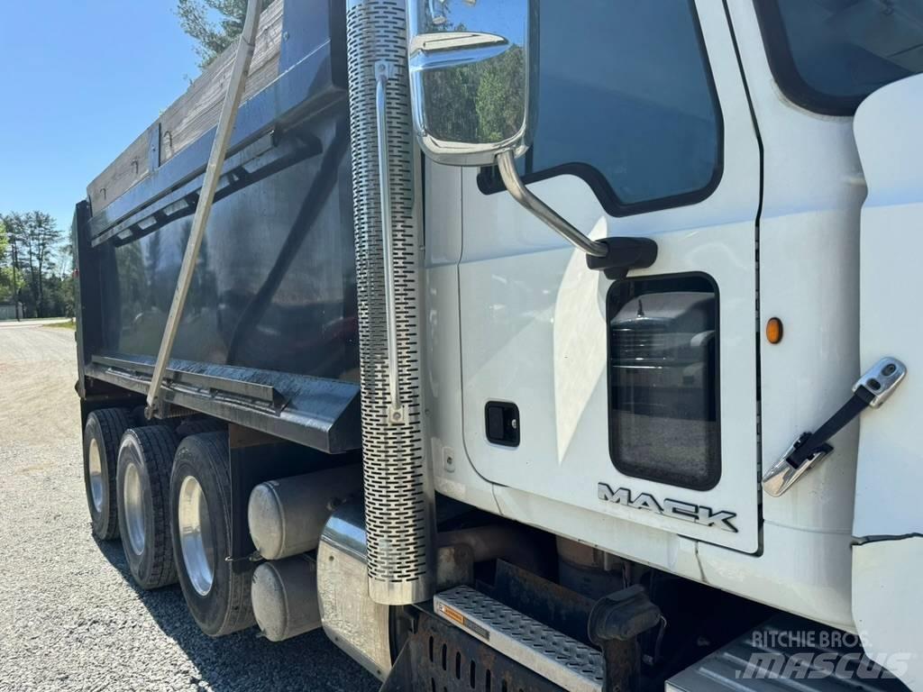 Mack GU713 Lastbiler med tip