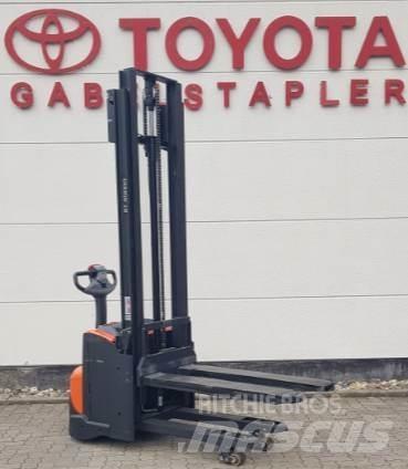 Toyota SWE120L Gaffelstabler med gående fører