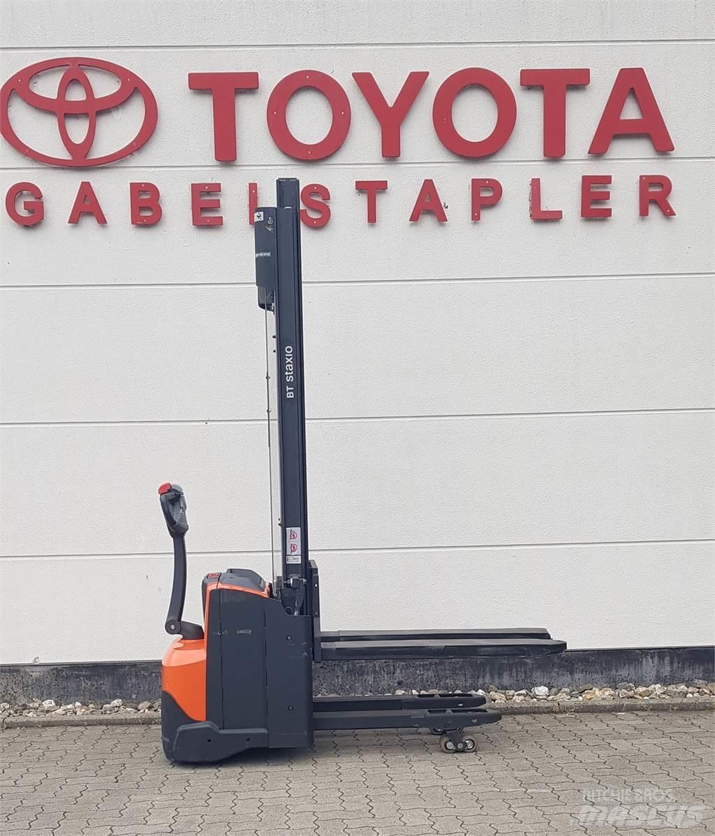 Toyota SWE120L Gaffelstabler med gående fører