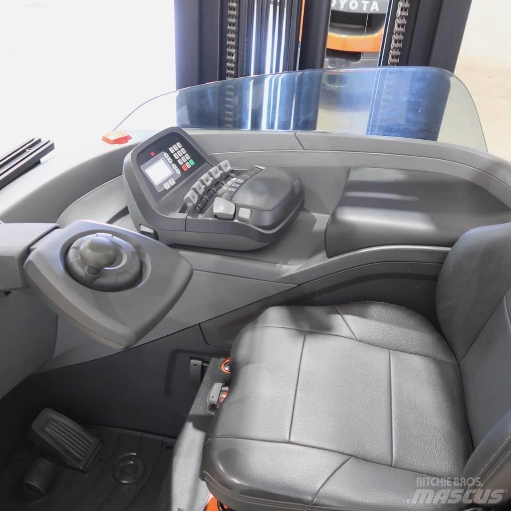 Toyota RRE200HC Reachtruck