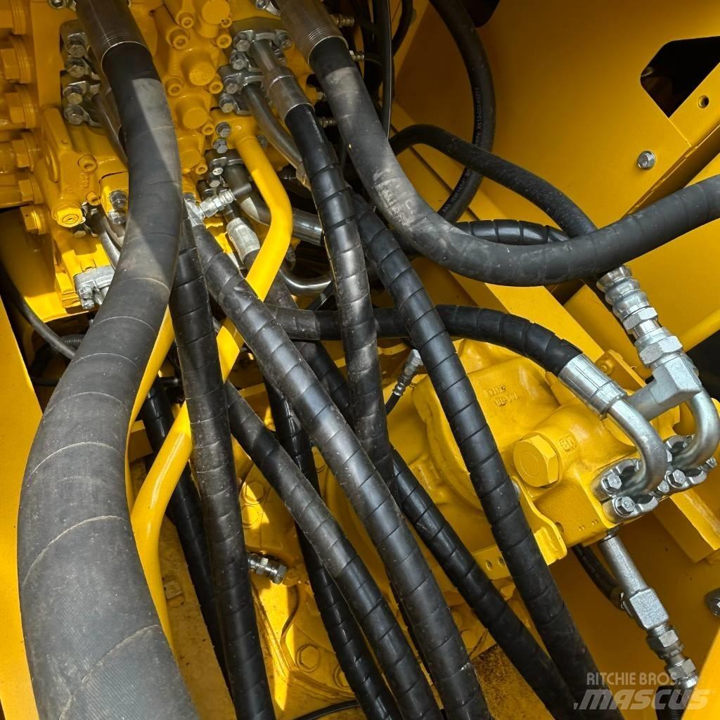 Komatsu 220-8 Gravemaskiner på larvebånd