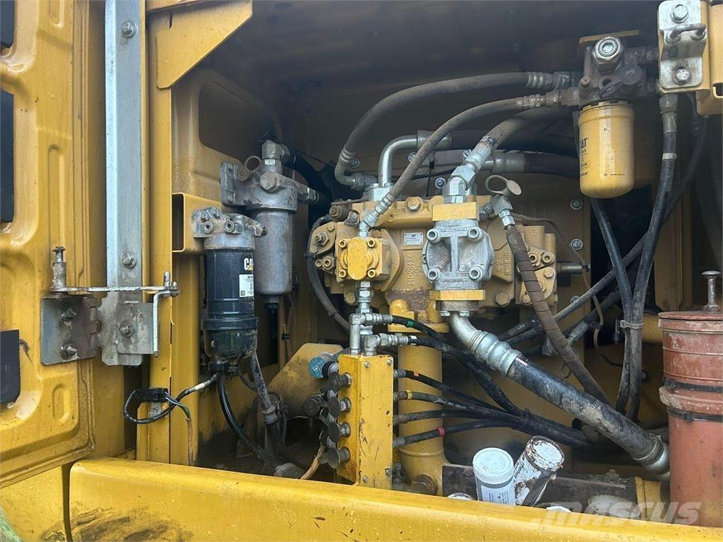 CAT 323E Gravemaskiner på larvebånd